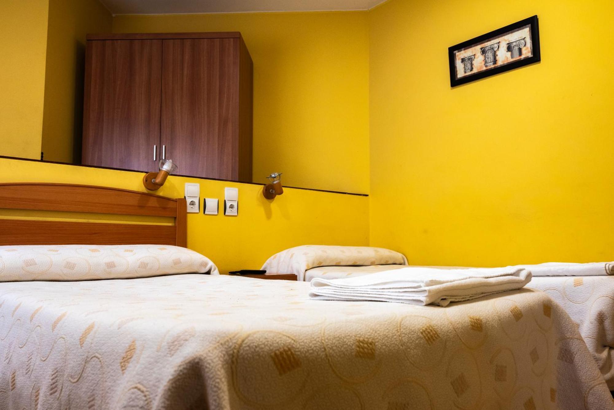 Pension Discoves Pinseque Bagian luar foto