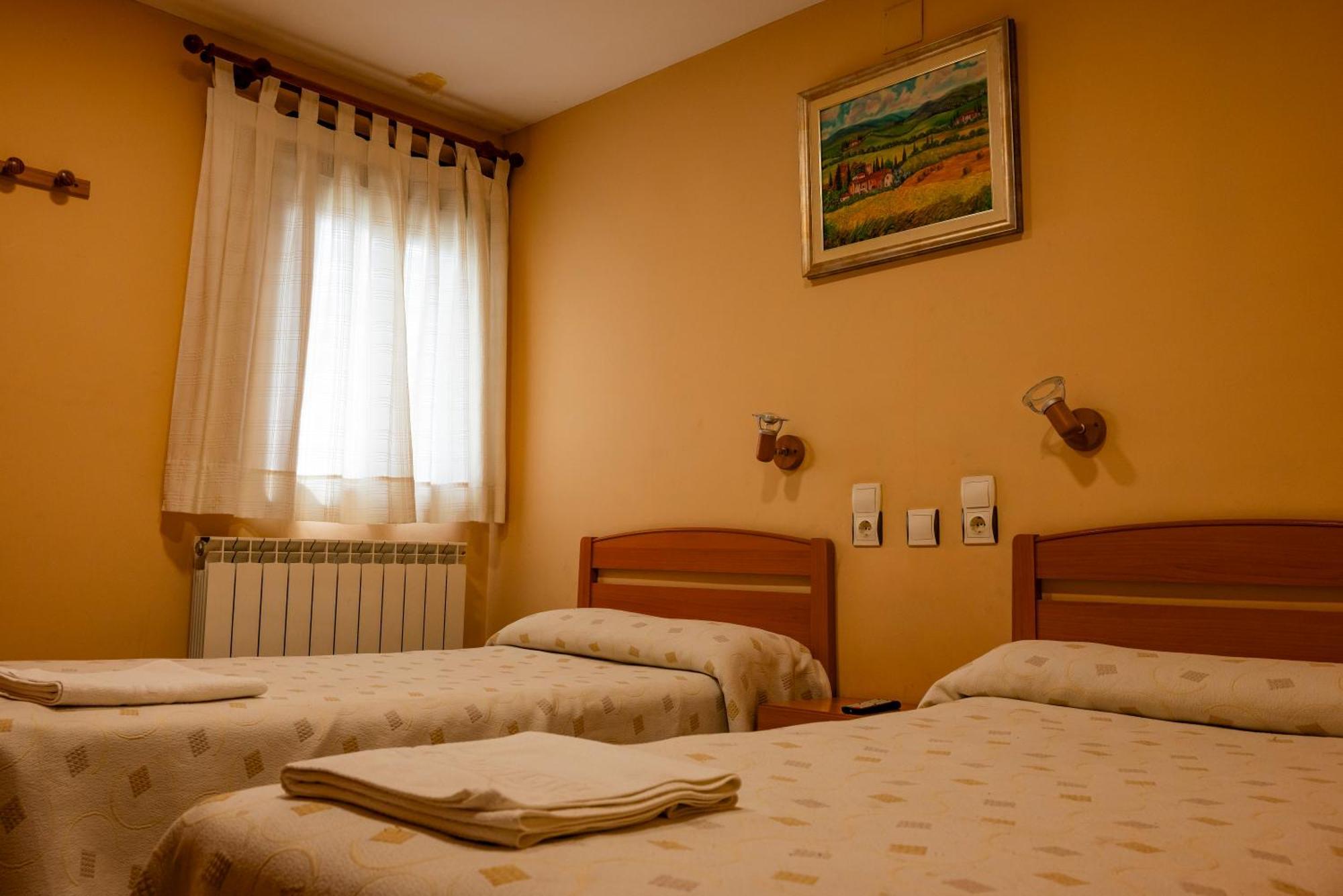 Pension Discoves Pinseque Bagian luar foto